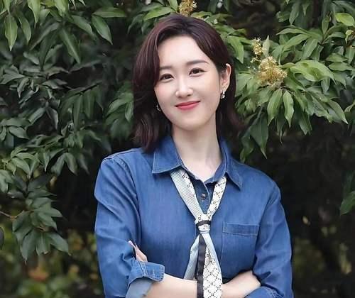 王嘉宁接棒撒贝宁，没靠流量，靠的是啃透典籍的劲儿。她不是来“主持”的，是来“对