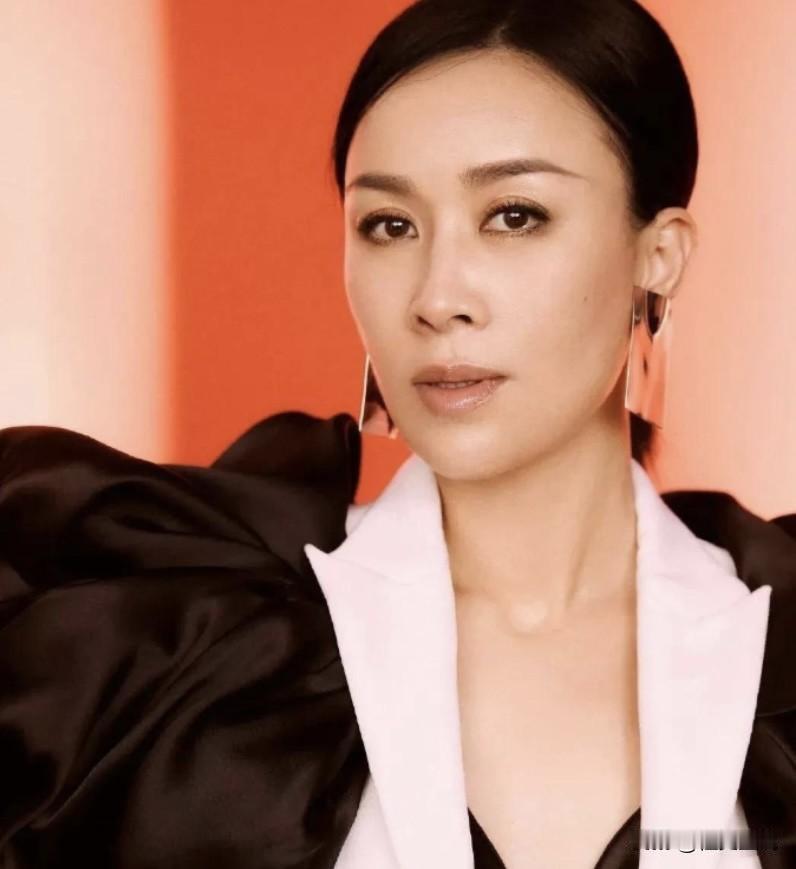 2004年，运动员高峰带女明星踢球，踢着踢着，女明星就怀孕了。没多久，高峰爱上那