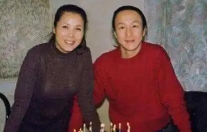 2000年，田震和音乐制作人张卫宁相恋9年，张卫宁跟她求婚，没想到，田震却犹豫了