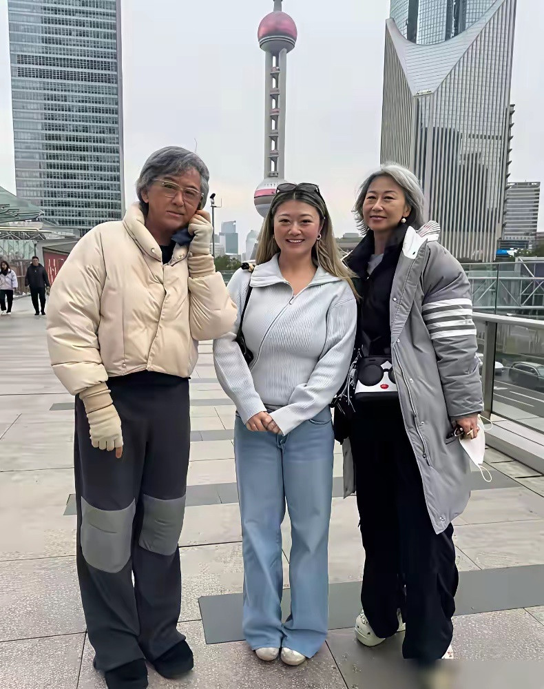 叶倩文的快乐就是这么简单，陪自己的大胖女儿和没有老人味的老公。女儿虽然不是亲的，