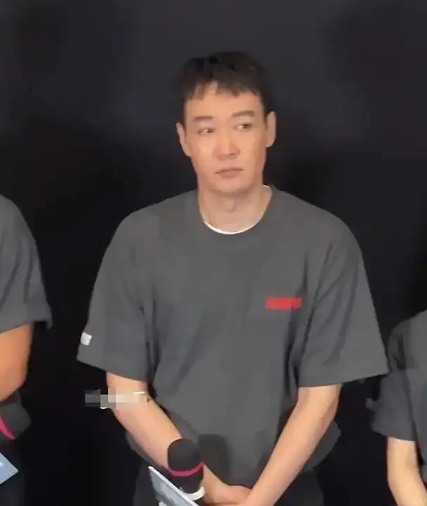 李乃文直言辛柏青状况糟糕，话语间满是担忧。虽未详述具体情况，但这份关切溢于言表。