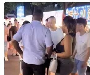 黑人夫妻逃单老板拦路硬刚！这就是宁波!硬刚逃单?没有好下场!22日晚，一