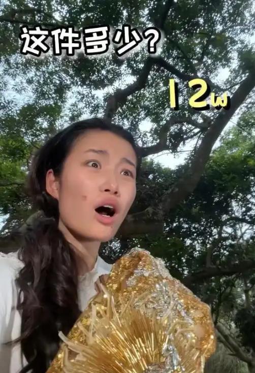 穿上它是万人瞩目的顶级名媛，脱下它却可能变成欲哭无泪的“赔钱博主”。这世上最