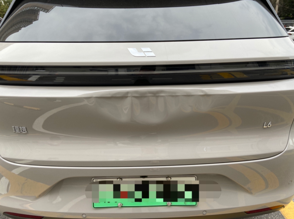 理想L6倒车蹭到窗台，要换灯尽管是保险付钱，但是我还是有点疑惑和顾虑：1.换