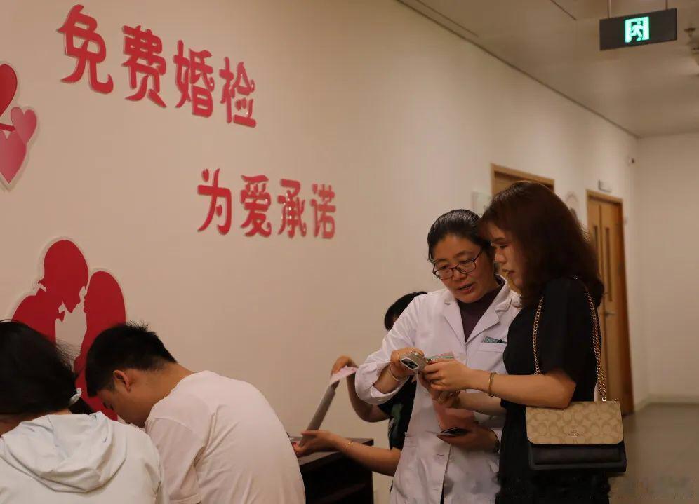 最近，江苏、河南等地将艾滋病纳入强制婚检，并允许医院告知配偶的消息引发热议。这一