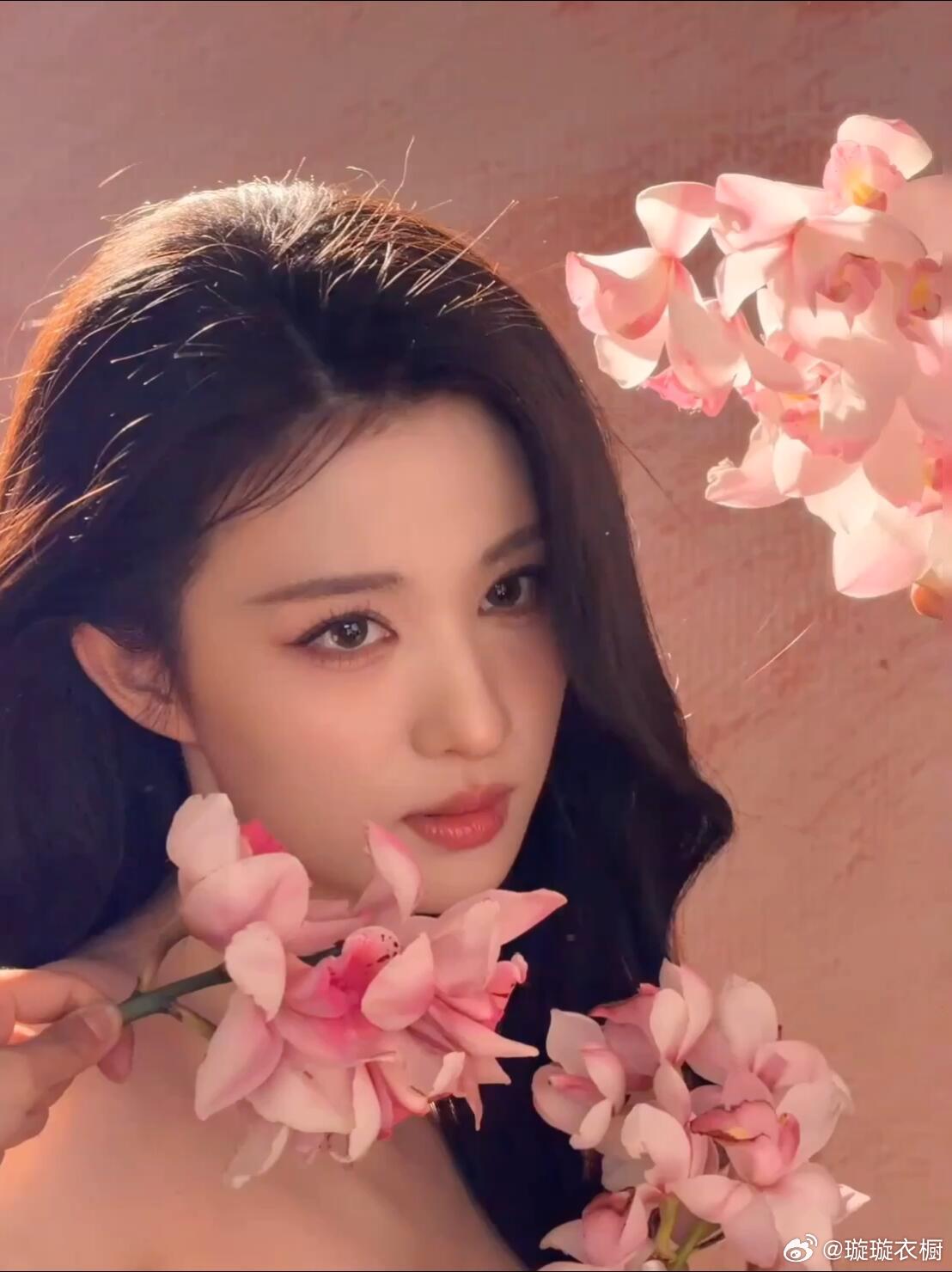 春日花境中，王楚然身着抹胸碎花纱裙，将东方典雅与迪奥高级感演绎得淋漓尽致。