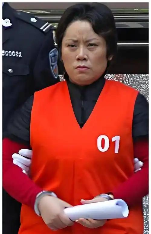 “重庆一姐男宠”罗璇：1米82肌肉发达，被抓后立刻翻脸不认人。重庆以前有位著名的