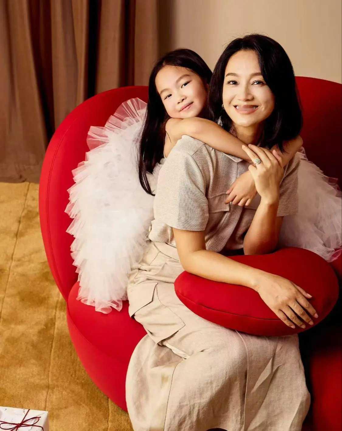 朱丹8岁女儿正面照首现，似父气质佳近日，朱丹8岁女儿正面照首次曝光，瞬间引发