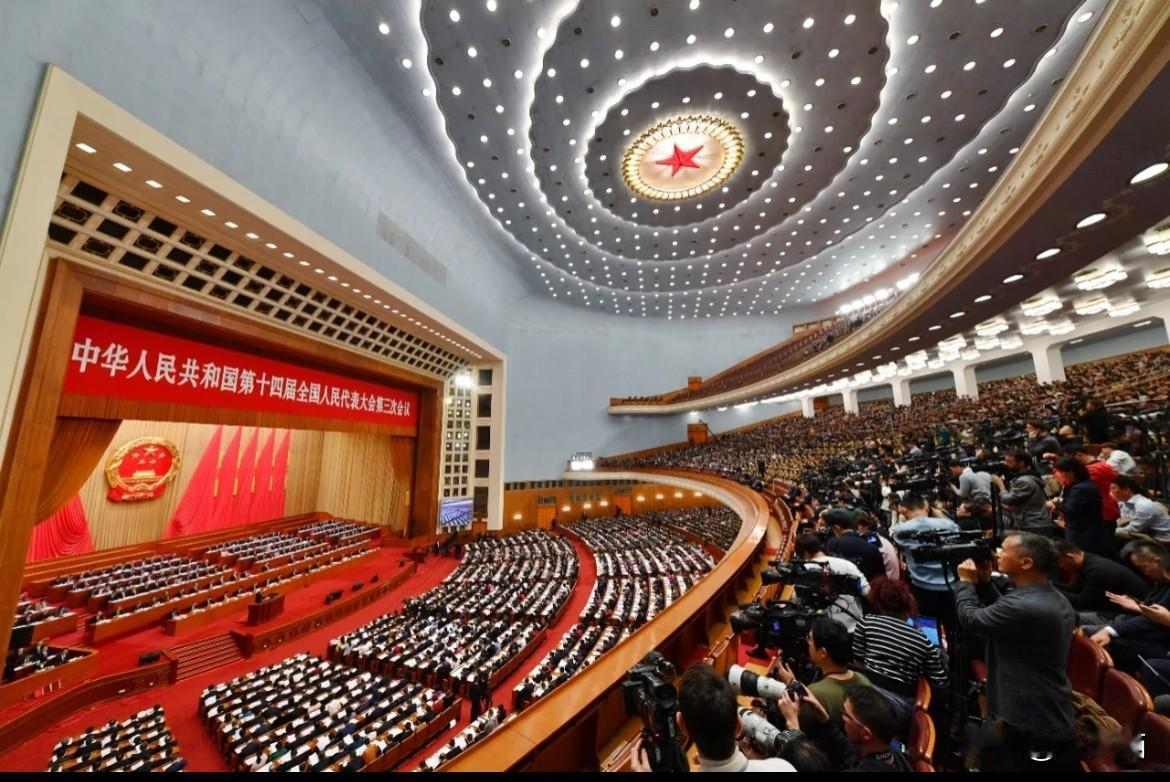 你敢信？顶尖法学团队提立法建议，被问“谁掏的钱”就集体沉默，这操作比遮遮掩掩