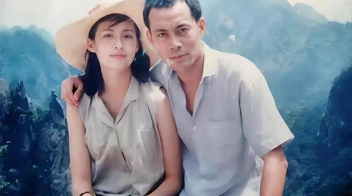 谁能想到，37年前黄山石阶上随手一拍，如今成了网友嘴里的“顶级操作”？1988