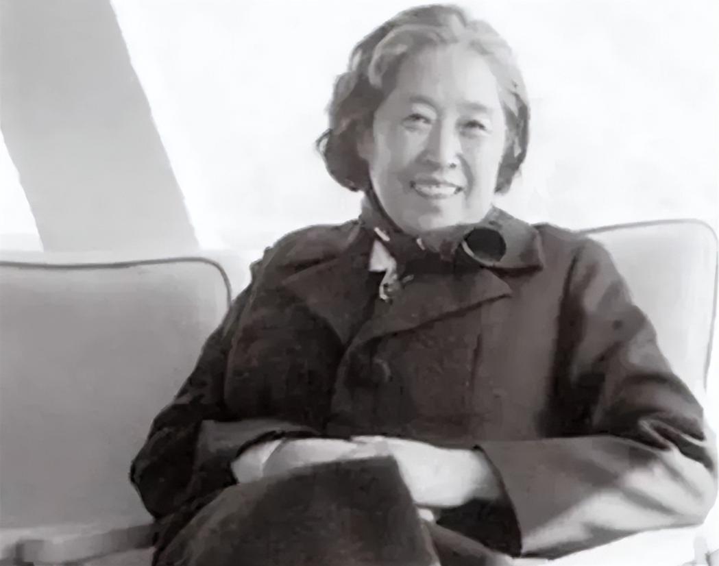 2006年，王光美因病去世。临终前，她突然向女儿刘亭抱拳作揖，虚弱地说：