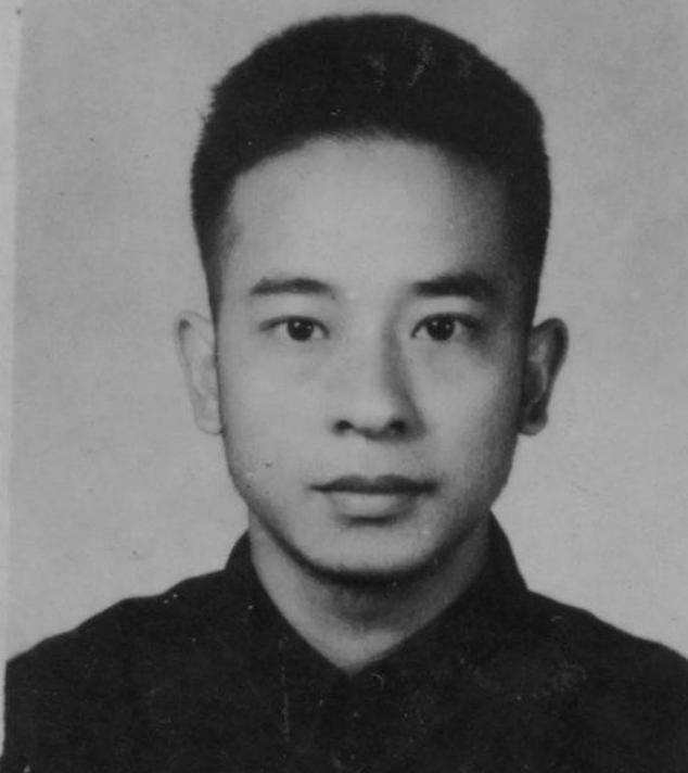 1948年，罗广斌身份暴露，但他哥哥是中将，敌人不敢抓人，就找到他哥哥：“你弟弟
