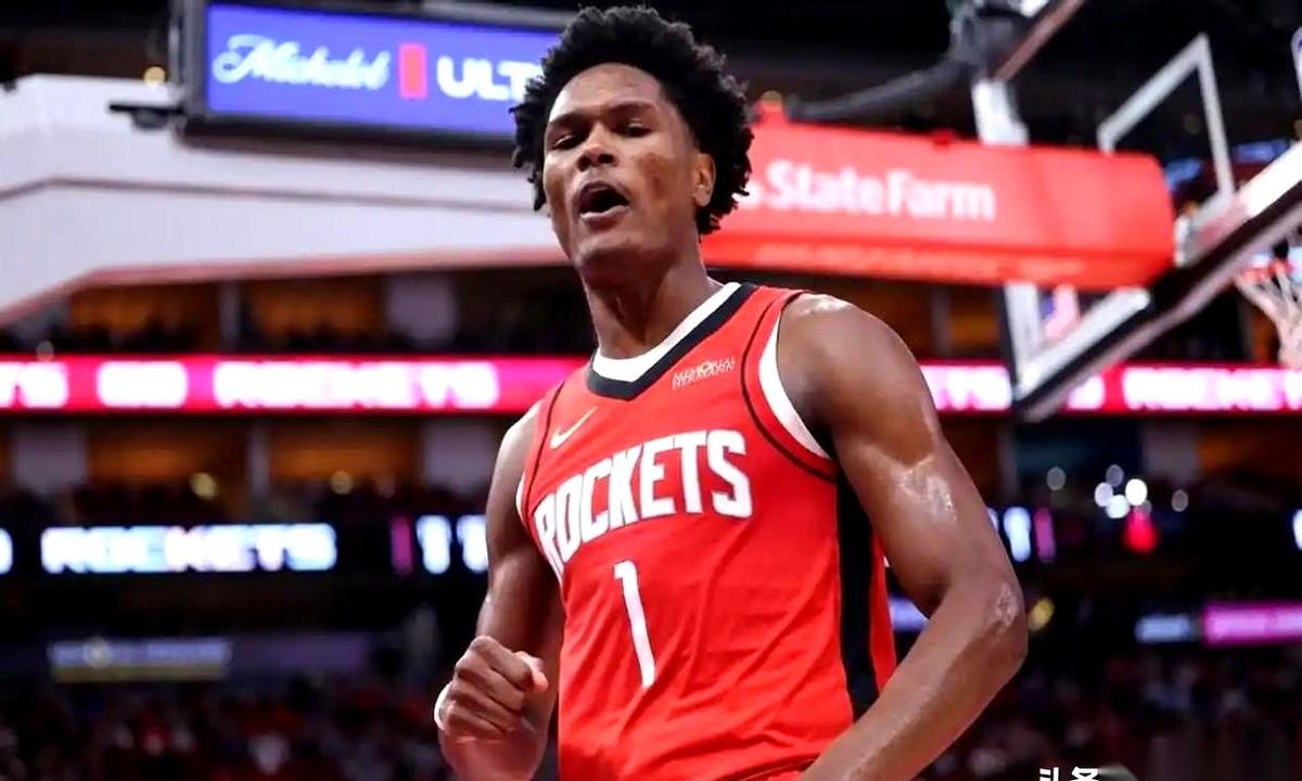 火箭队有个怪事，对手防他们，压根不是五防五，而是五个人去防四个。空出来的那个人