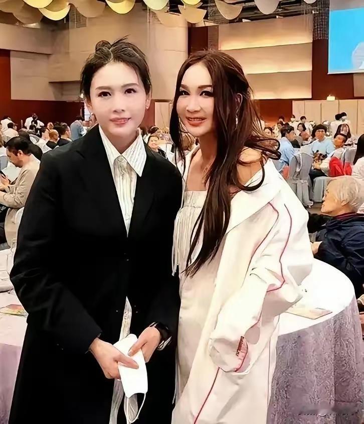 邱淑贞和温碧霞都是我们童年的女神现在也都慢慢老去了不过虽然老了我觉得她