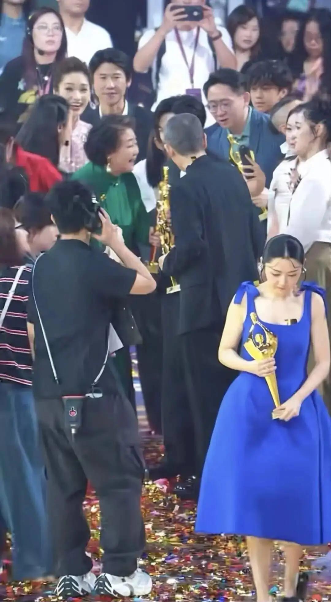香港演员卫诗雅，这次真是没想到她会获得百花奖最佳女主角奖。看她一件豪华的礼服