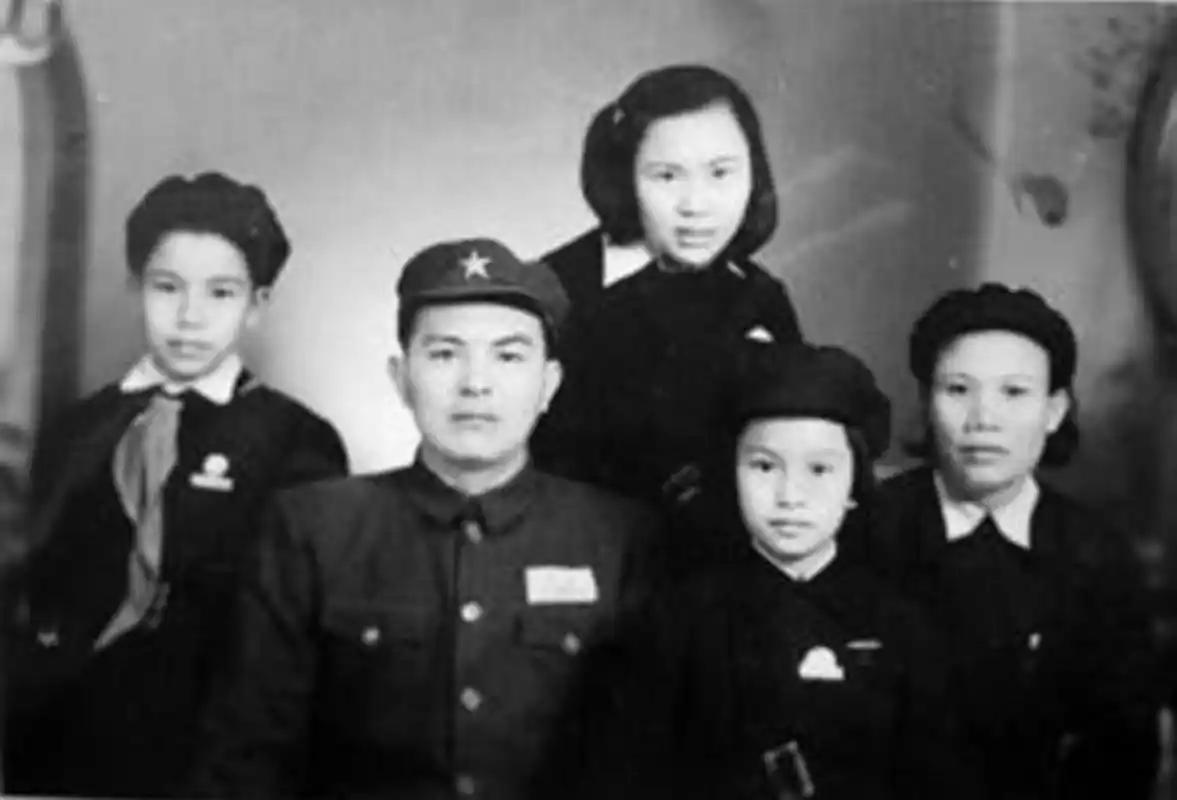1959年，广东一个刚转业的副厅长正在办公室收拾东西，开国上将韩先楚走了进来