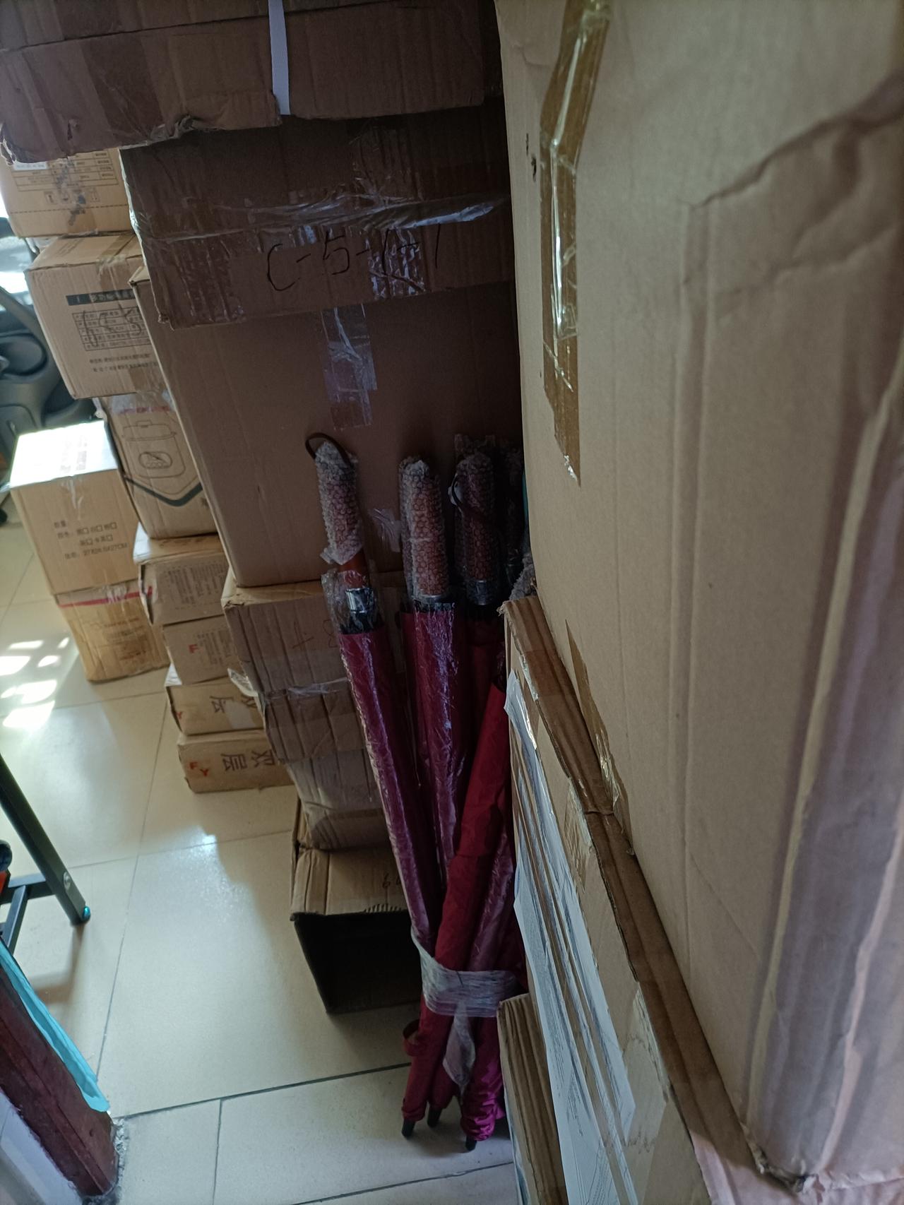 纠结，要不要创业开个门店？前几天用关系盘了个超市的仓库，小10万的货用了5千块