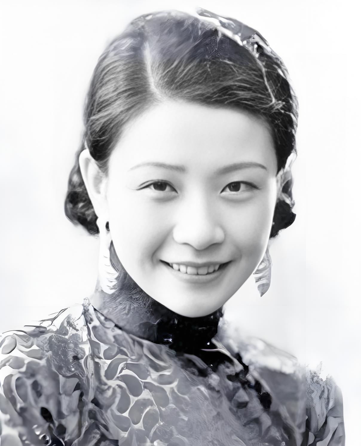 1963年，香港街头死了一个白发乞妇。行人拨开乱发才认出，她竟是1926年以21