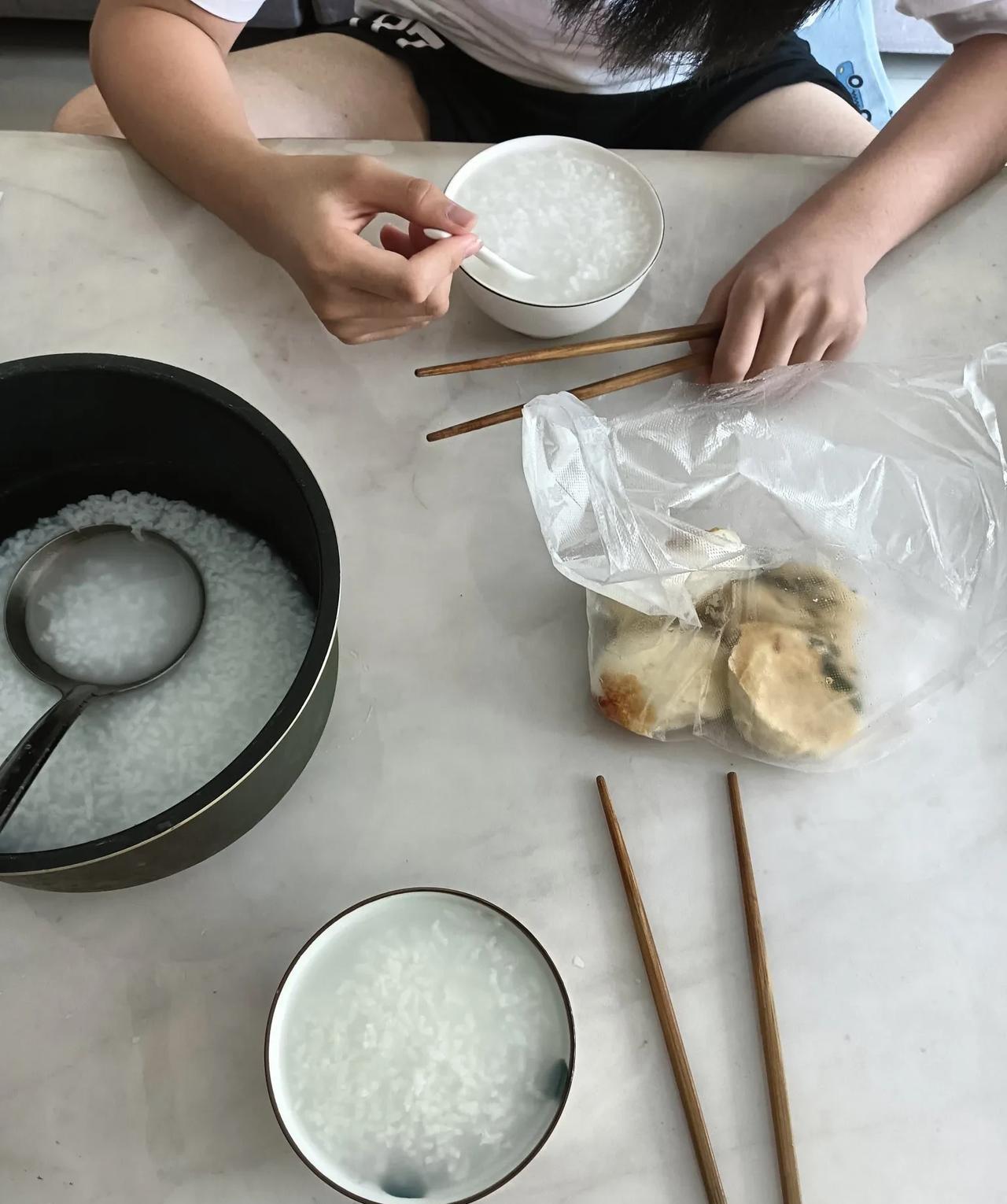 今天早晨也没跑成外卖，原因可能很多人都看到了，就是昨天晚上摔着了，早晨起来浑身疼