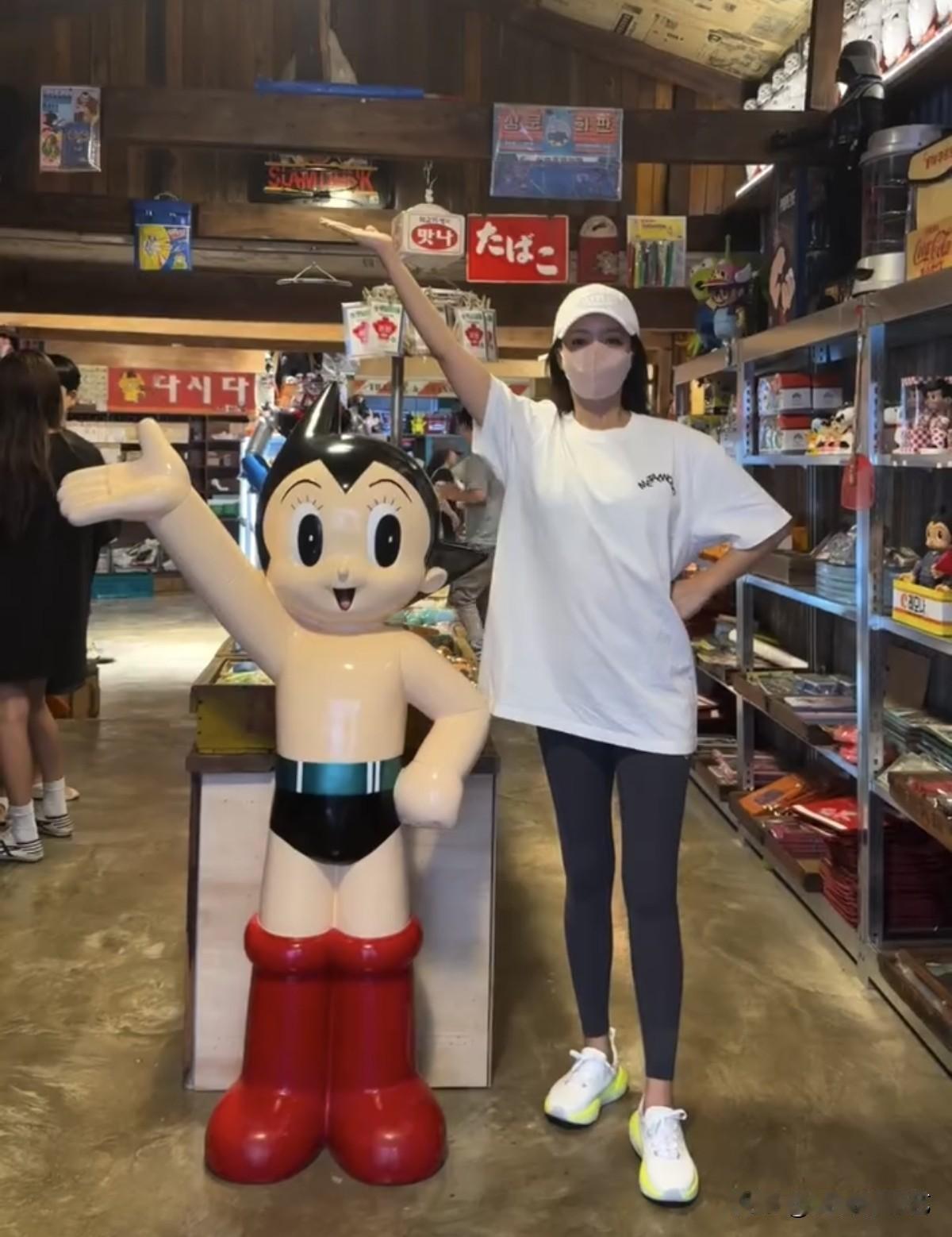 近日，演员金喜善在自己的Instagram上上传了多张照片。照片中，金喜善身着宽