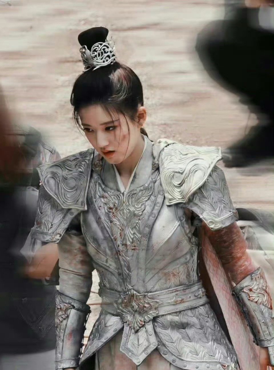 同样是女将军造型，赵露思和周也差距也挺大的