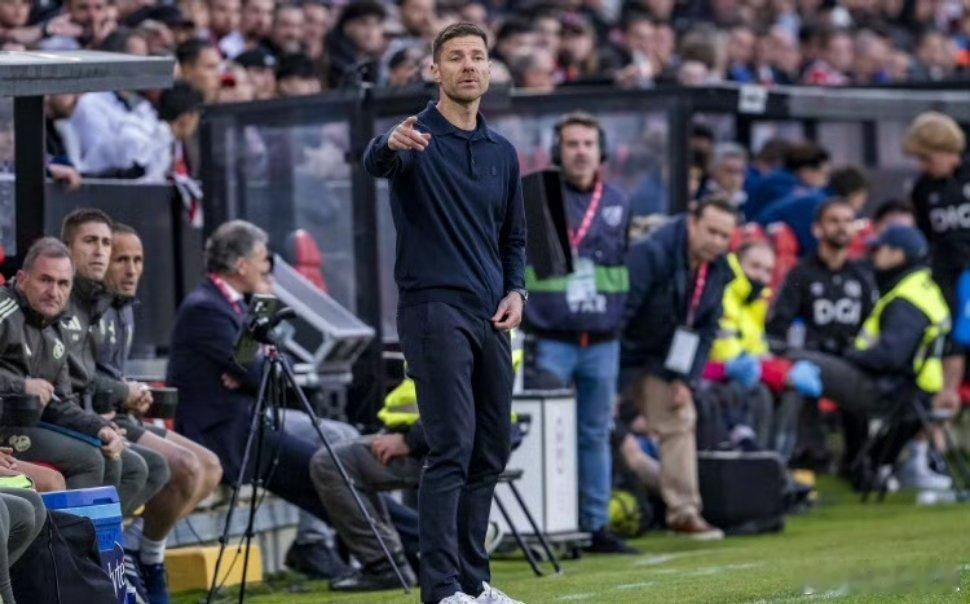 据《阿斯报》报道，皇马主帅哈维・阿隆索正面临严峻赛程挑战——圣诞节前28