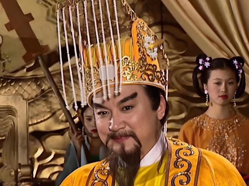 重温西游记时发现了一个有趣的小细节，李世民和玉帝戴的帽子竟然一模一样！看来天上人