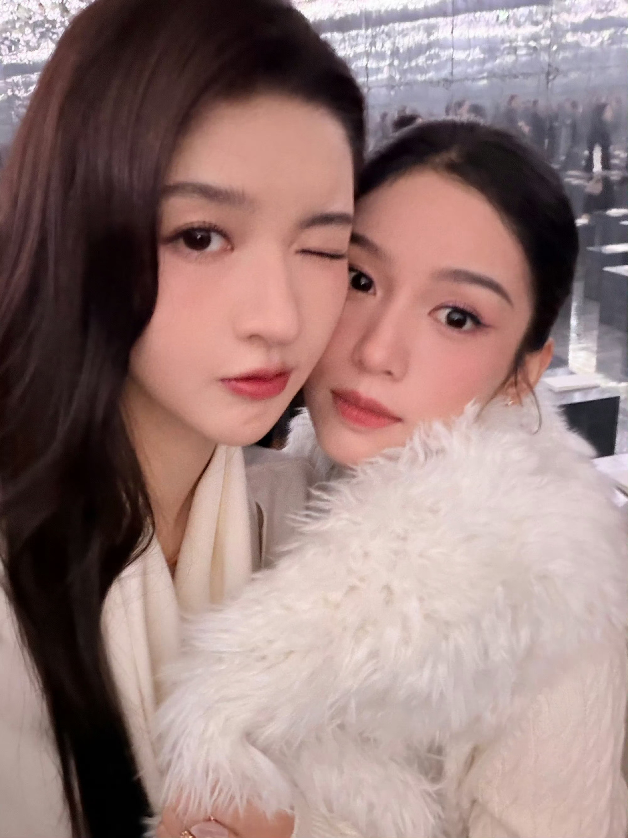 王玉雯周也你俩谁想的这个雷霆拍照姿势！这个文案我猜是王玉雯想的！