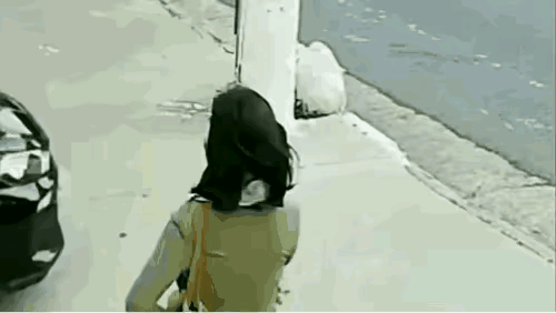 网友们大家快来看看这个视频，看看是谁对谁错？一名女子跟一辆黑色小车抢路，黑色