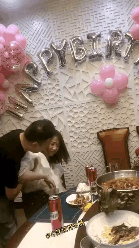 你是不是也遇到过这种拧巴场面？一个在那儿端着装矜持，另一个呢，手就跟装了导航似