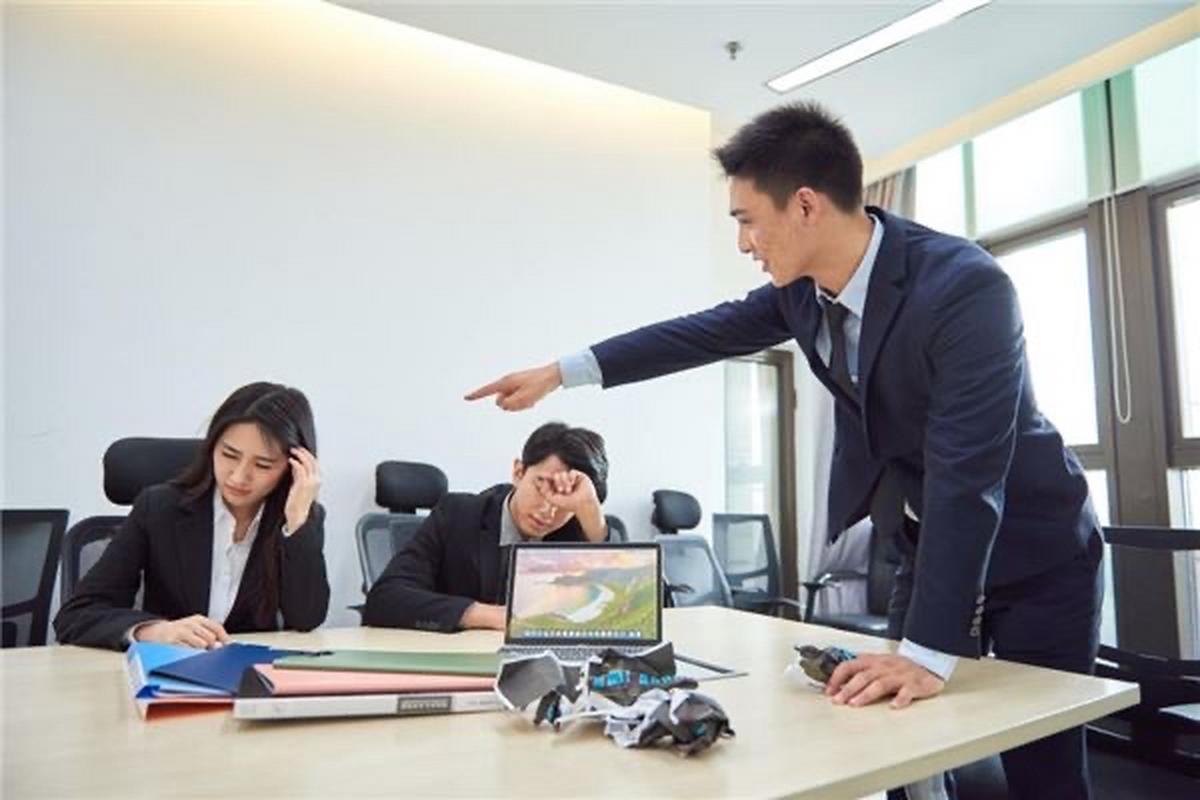 你怀孕，半夜给我发什么短信？“你怀孕半夜给我发什么微信？“公司老板早上一上班，