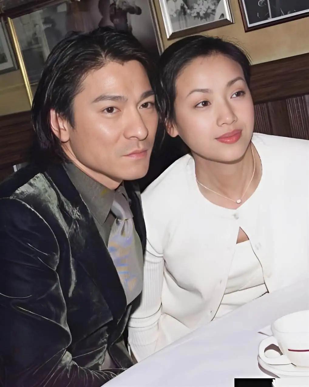 2004年演唱会上，刘德华当众单膝跪地向吴倩莲，握住她的手说：“倩莲，我喜欢你，