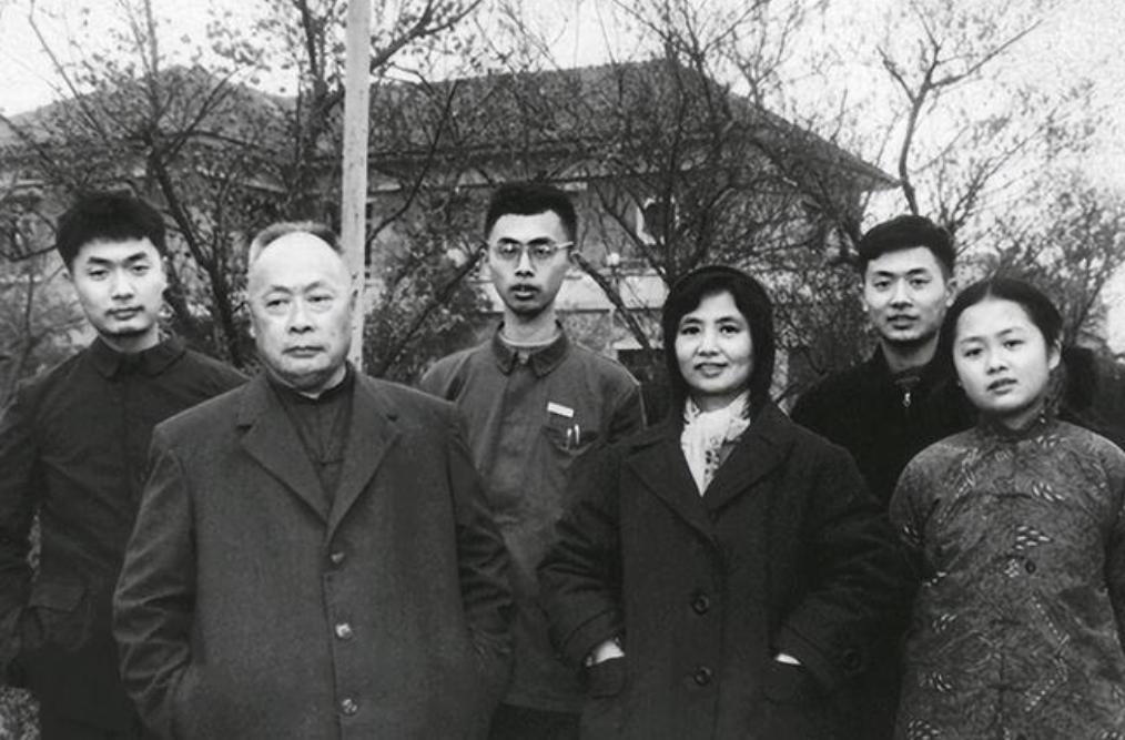 1972年，陈毅元帅病逝，两年后，妻子张茜病重，邓小平夫妇来看望了她，张茜最放心