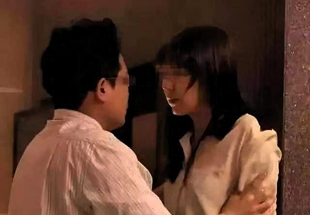 河北沧州，男子服役期间，与妻子分居，妻子就与其他男子同居长达4年。男子发现妻