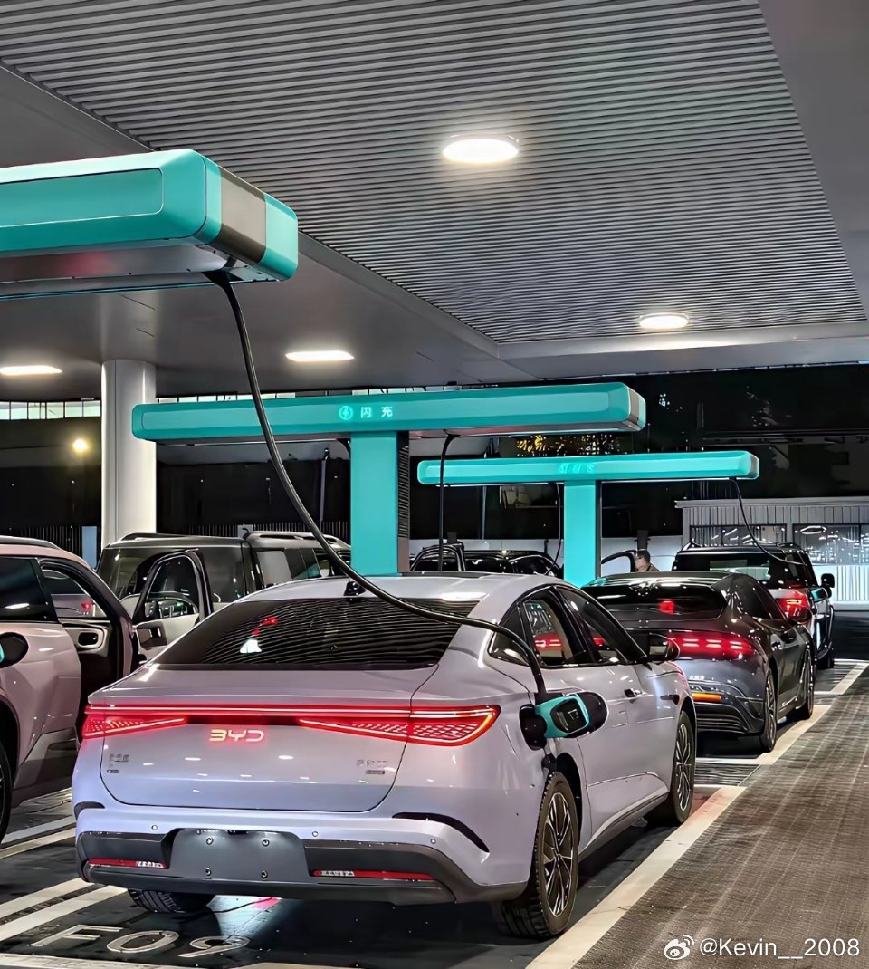 再厉害的超级快充站估计也干不过加油站。而且加油时司机不用下车，而充电时司机肯定下