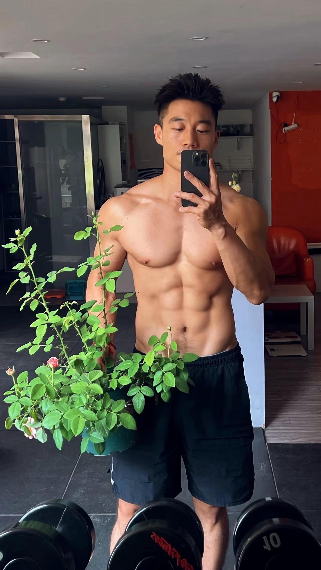 记录我的2026傍晚的跑道最容易让人失神，光线慢慢变软，但人的轮廓却变得更清晰。