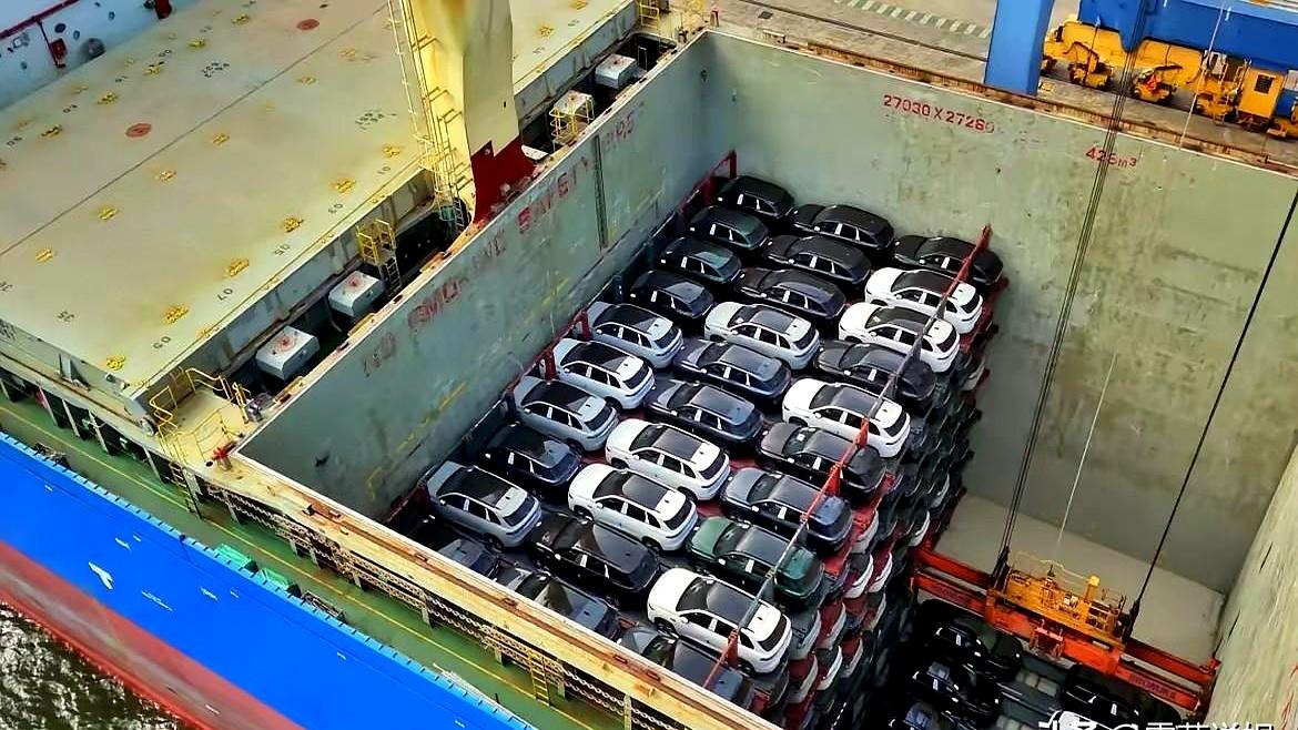 中国汽车往海外跑得太猛了，今年出口据说要冲到1000万辆，结果运车的船先紧张了。