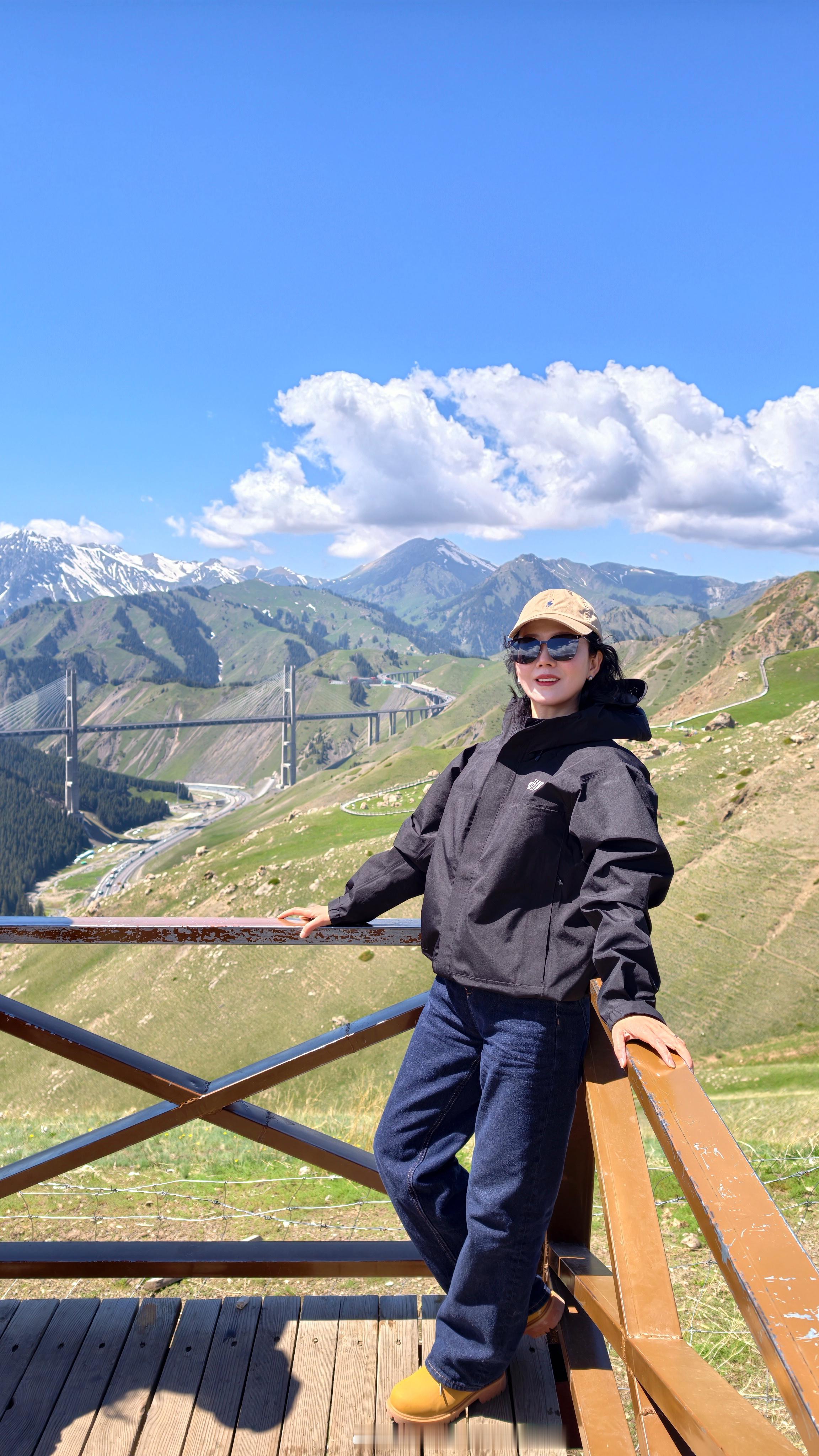 新疆旅行赛里木湖果子沟大桥“大西洋最后一滴眼泪”绝非浪得虚名，眼睛见到的远比照