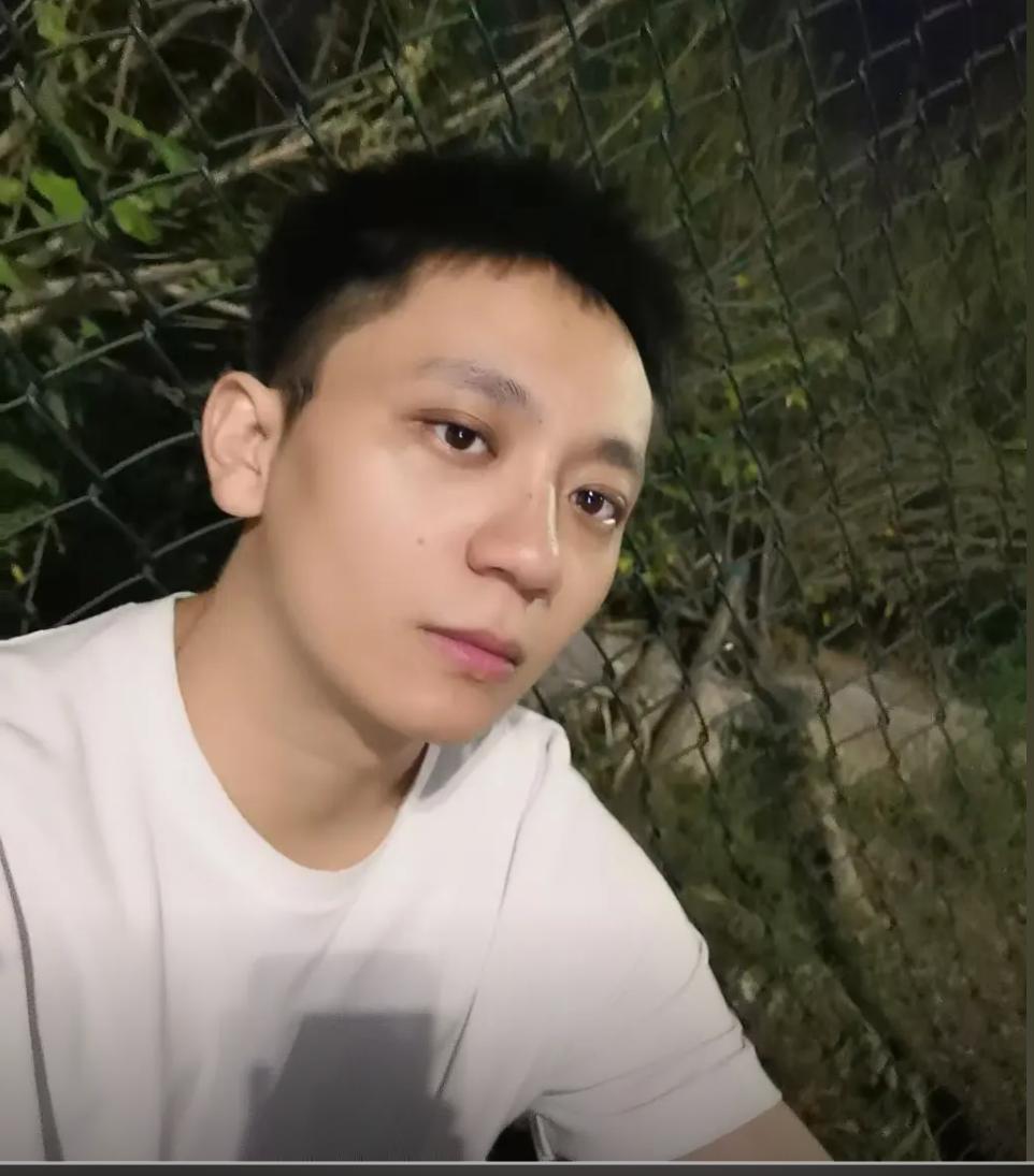 太好笑了！现在全网都催外甥发他“花一样好看”的舅舅刘宝华的照片。事情是这样的