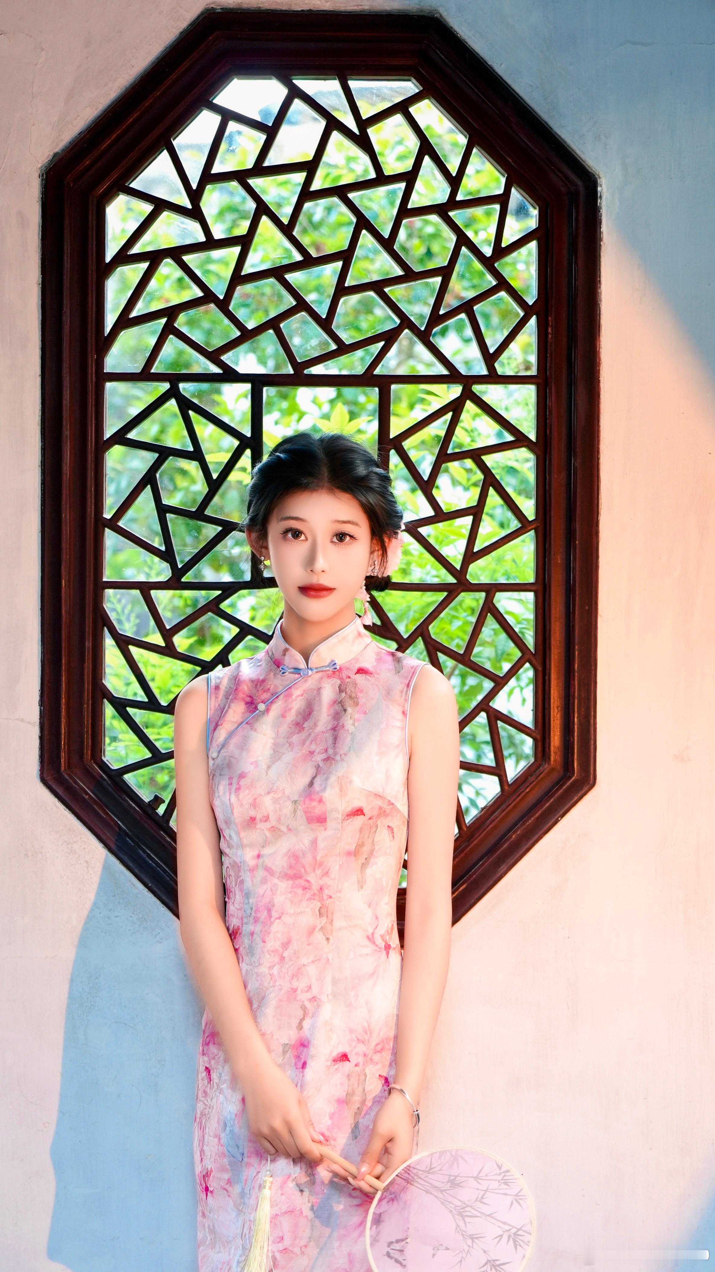 窗棂漏影，旗袍染香，是独属于苏州园林的温柔底色。旗袍写真模特漂亮小姐姐苏州园林约