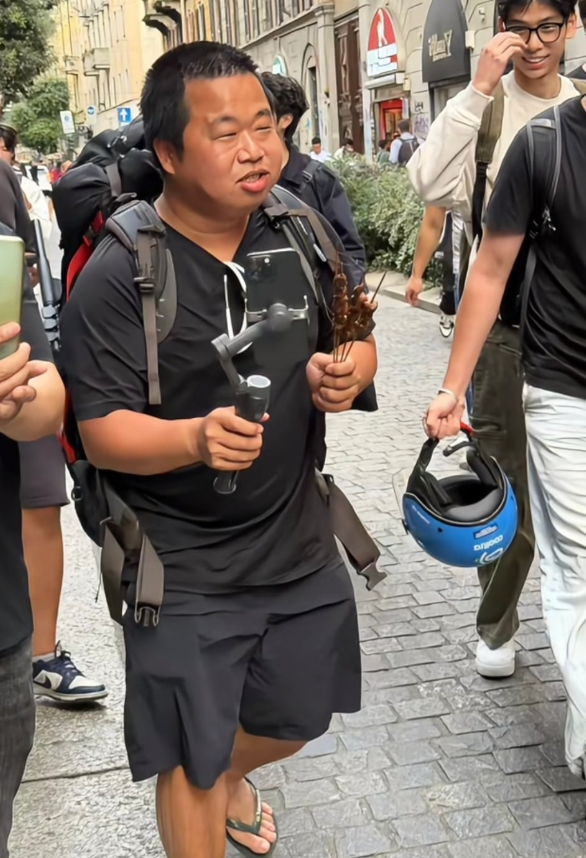 蓝战非为什么这么火原因很简单，他很会反差！为什么这么说？过去，他穿着得体