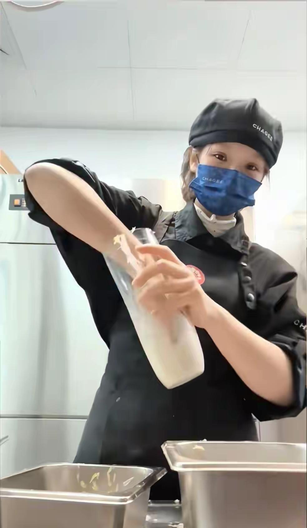 霸王茶姬摆拍门，何止损失几个亿？五大后果已成定局。霸王茶姬因店员摆拍“徒手调