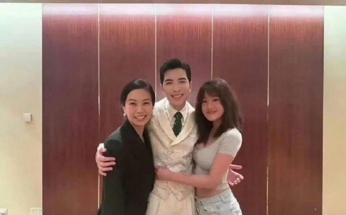 贾静雯女儿梧桐妹和萧敬腾林有慧合影抱的很紧，萧敬腾绅士手都不敢乱放了