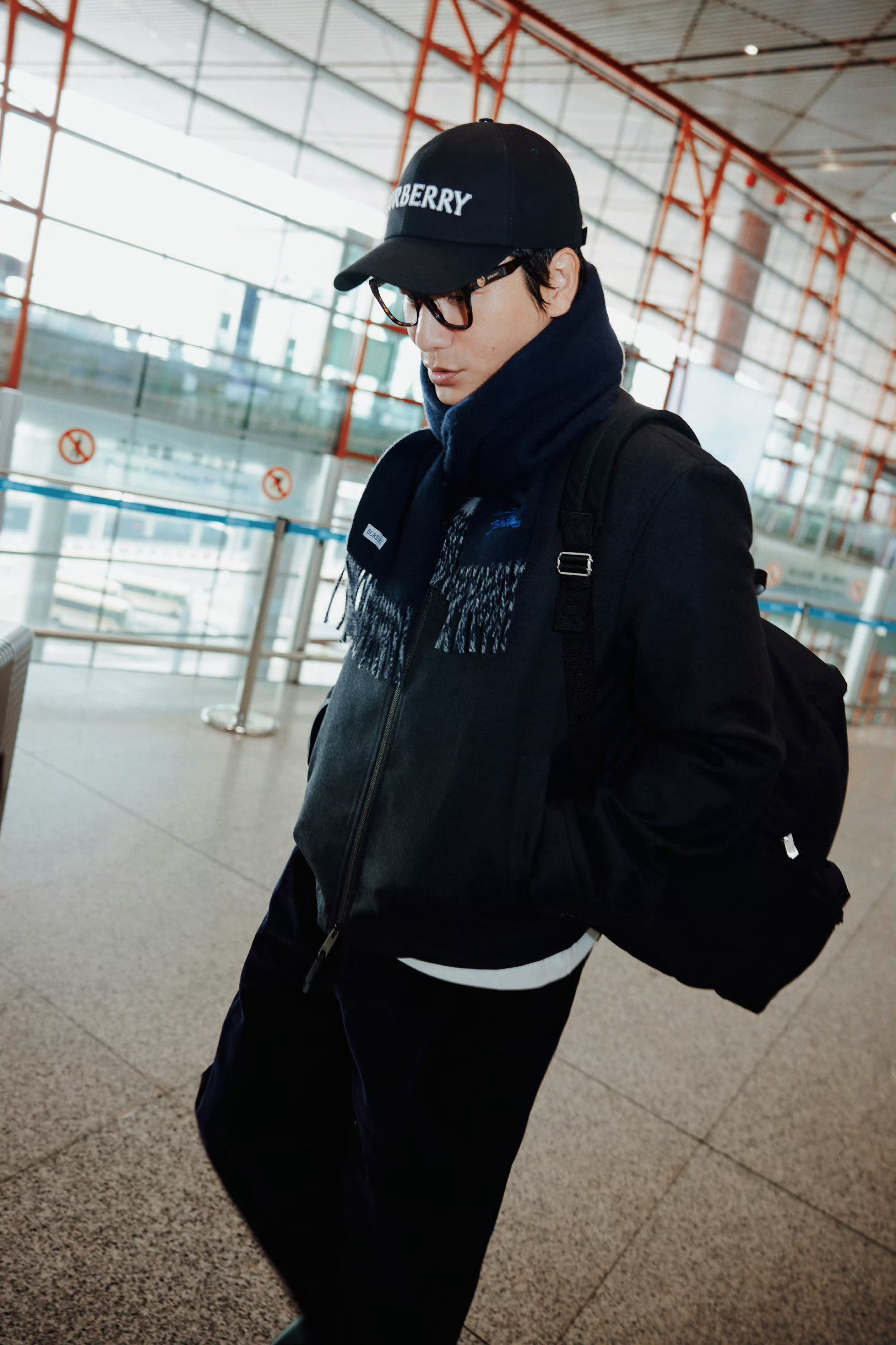 时装周陈坤｜机场出发图前往伦敦时装周。全身Look低调又不失绅士风范，种草坤