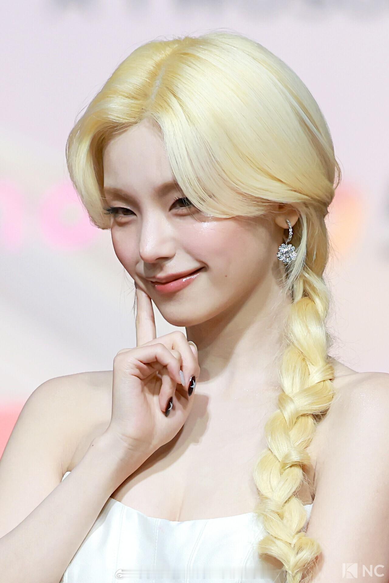 ITZY黄礼志、崔智秀、申留真、李彩领、申有娜今日SBS红毯新闻图