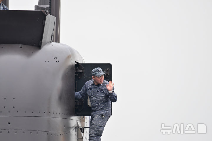为了推销潜艇，韩国海军“岛山安昌浩”号常规动力弹道导弹潜艇启航前往加拿大参加联合