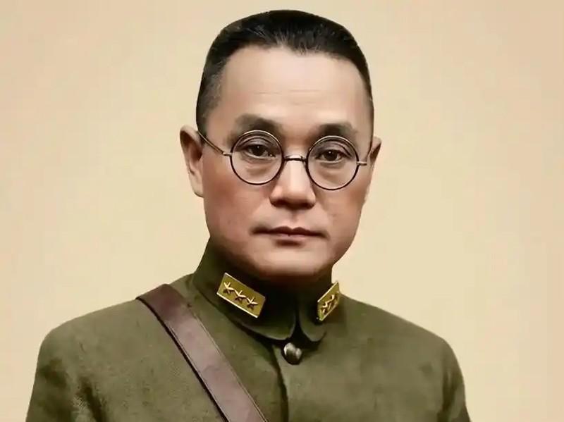 1949年，国军上将潘文华推开书房的门，撞见自己最宠的七姨太，正对着密码本，一下