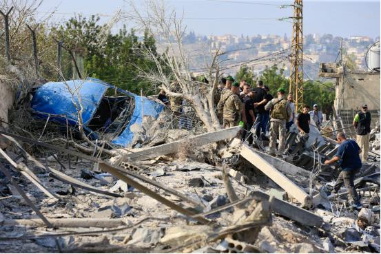 以色列军队突然就动手了，在黎巴嫩南部搞了一场感攻击，一口气打死了15名武装人员，