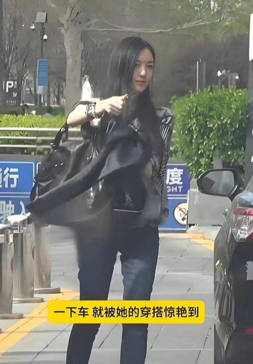李嫣皮衣上身气场十足！容貌修复之后风采重现，五官越来越像妈妈​