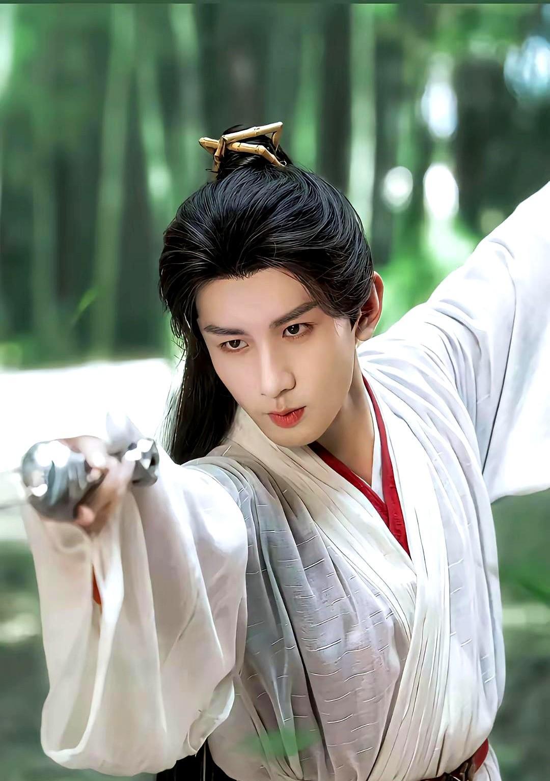 别再迷信“流量等于一切”了——成毅，这个连热搜都不买的演员，刚拿下三个国际代言。